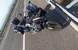 Motosikletiyle bariyerlere çarpıp yola savruldu
