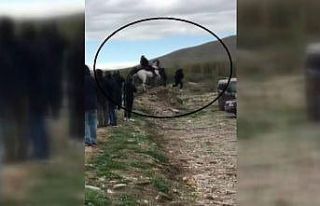 Muhabir cirit atının altında kalmaktan ani refleksle...