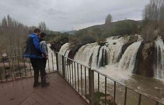 Muradiye Şelalesi’nde hafta sonu yoğunluğu