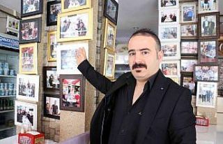 Müşterilerle fotoğraf çekinip duvara asıyor,...