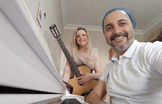 Müzik öğretmeni kardeşleri her yıl anneleri için...