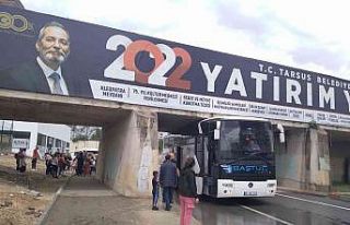 Öğrenci taşıyan otobüs üst geçide takıldı