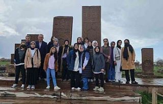 Öğrenciler Ahlat’ın tarihi mekanlarını gezdi