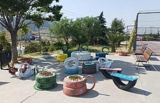 Öğrenciler atık lastiklerden okul bahçesini renklendirdi