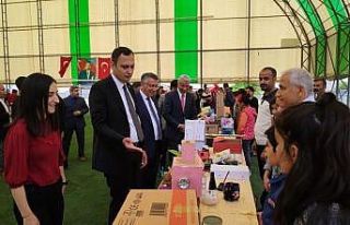 Öğrenciler atık maddelerden sergi açtı