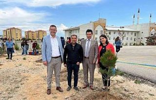 Öğrenciler, fidanları toprakla buluşturdu.