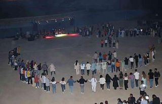 Öğrenciler sınav stresini halay çekerek attı