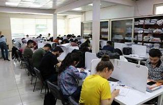 Öğrenciler sınavlara gençlik merkezinde hazırlanıyor