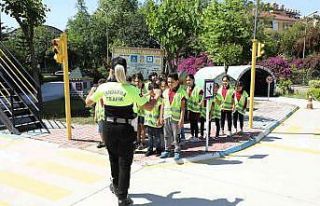 Öğrenciler Trafik Eğitim Parkında kuralları öğreniyor