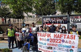 Öğrenciler yol kesip, trafik haftasında farkındalık...