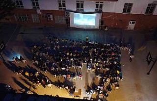 Okulda açık hava sinema keyfi