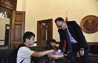 Okuldan çıkan öğrenciler çat kapı valiyle bayramlaşmaya...