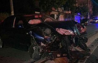 Önce direğe sonra refüje çarpan otomobilin sürücüsü...