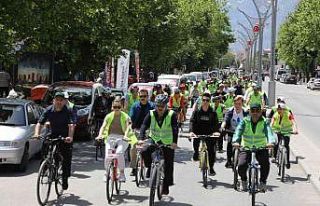 Onlarca bisikletçi bağımlılığa karşı pedal...