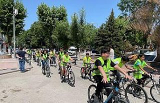 Onlarca bisikletli iklim değişikliğine dikkat çekmek...