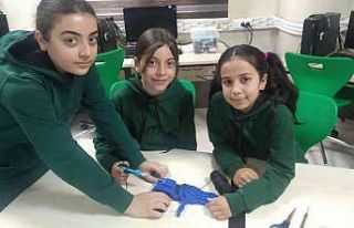 Ortaokulu öğrencileri engelli bireyler için robot...