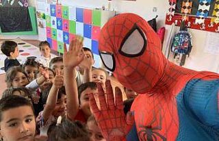 Örümcek adam minik öğrencileri eğlendirdi