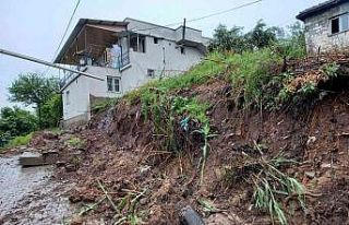 Osmaniye’de heyelan köy yolunu kısmen ulaşıma...