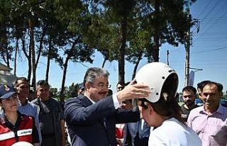 Osmaniye’de motosiklet sürücülerine kask dağıtıldı