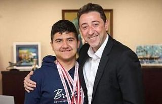 Otizmli öğrenci okulunun ve Bandırma’nın gururu...