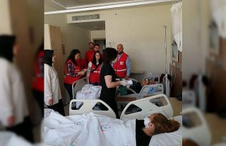 Otobüs kazasında yaralanan 23 öğrencinin tedavisi...