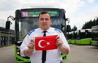 Otobüsü durdurup Türk bayrağını yerde bırakmayan...