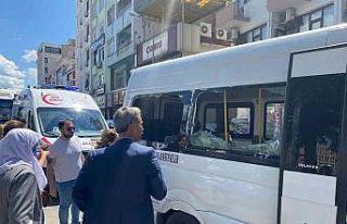 Otobüsü sıkıştırdı, patlayan camlarla iki yolcu...