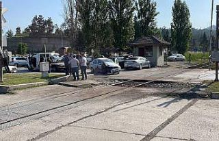 Otomobil hemzemin geçitte trenle çarpıştı: 1...