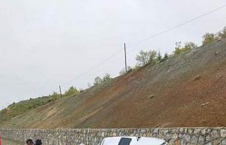 Otomobil istinat duvarına çarptı: 3 yaralı