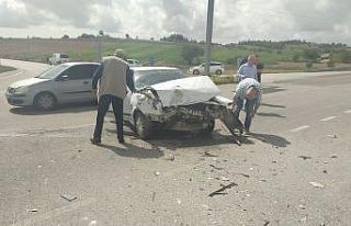 Otomobil kontrolsüz şekilde kavşağa giren kamyona...