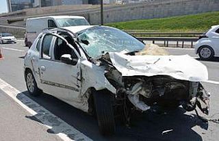 Otomobil, otobüs ile tırın arasında sıkıştı:...