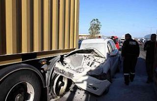 Otomobil tıra çarptı: 2 yaralı