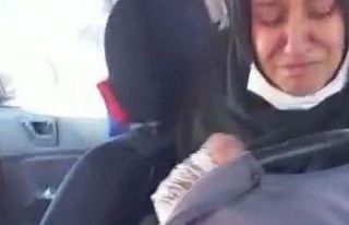 Otomobilde mahsur kalan bebeği itfaiye kurtardı