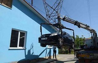 Otomobilini evin önüne park ederek yıkımı engellemek...