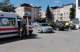 Otomobiller kavşakta çarpıştı: 2 yaralı