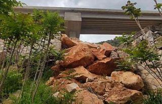 (Özel) Evlerinin üzerinde dev kayalar var, korku...