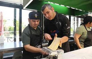 Özel gençler, Tirat Mutfak Atölyesinde makarna...