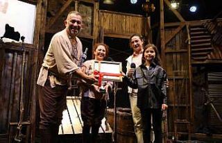Pamucak sahilinde ilk tiyatro oyunu: “Bir Baba Hamlet”