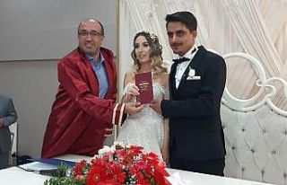 Pandemide nişanlanan uzman doktorlar dünya evine...