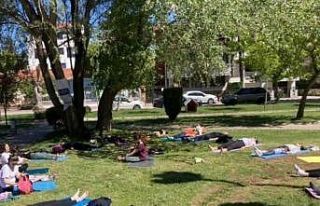 Parkta düzenlenen ücretsiz yoga etkinliği yoğun...