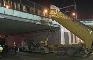 Pendik’te dorsesi açılan kamyon alt geçide çarptı:...