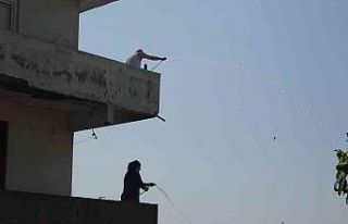 Pendik’te yanan gecekonduya vatandaştan hortumlu...