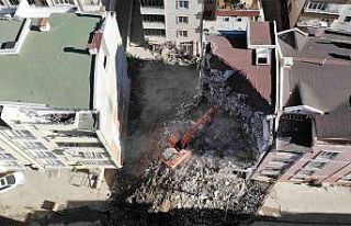 Pisa Kulesi gibi eğilmeye başlayan apartman yıkıldı