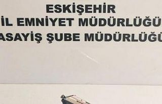 Polis denetiminde 2 kişinin üzerinde silah ele geçirildi