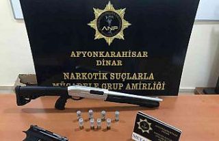 Polis ruhsatsız silahlar ve uyuşturucu ele geçirdi