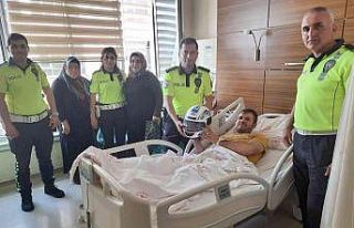 Polisler, tedavi gören kazazedeye kask hediye etti