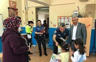 Polislerden çocuklara eğitim desteği