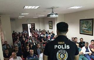 Polislerden öğrencilere internet eğitimi