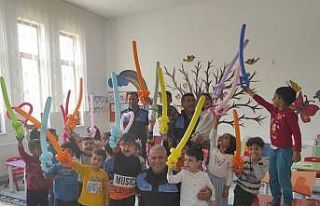 Polisten öğrencilere hediye