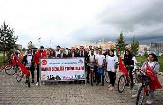 Prof. Dr. Karabulut sporcu öğrencilerle bir araya...